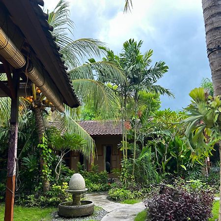Hotel Toke Menjangan Banyuwedang Esterno foto