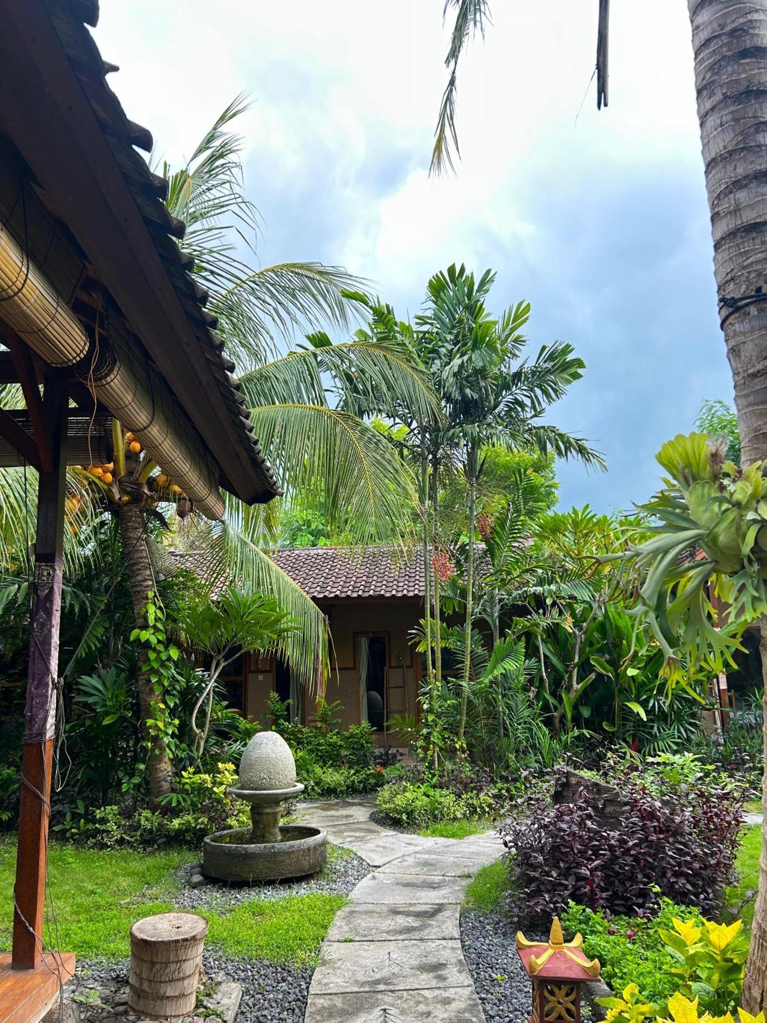 Hotel Toke Menjangan Banyuwedang Esterno foto